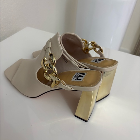 Chic Cream Mules with Gold Chain Detail - Picture 5 of 8
